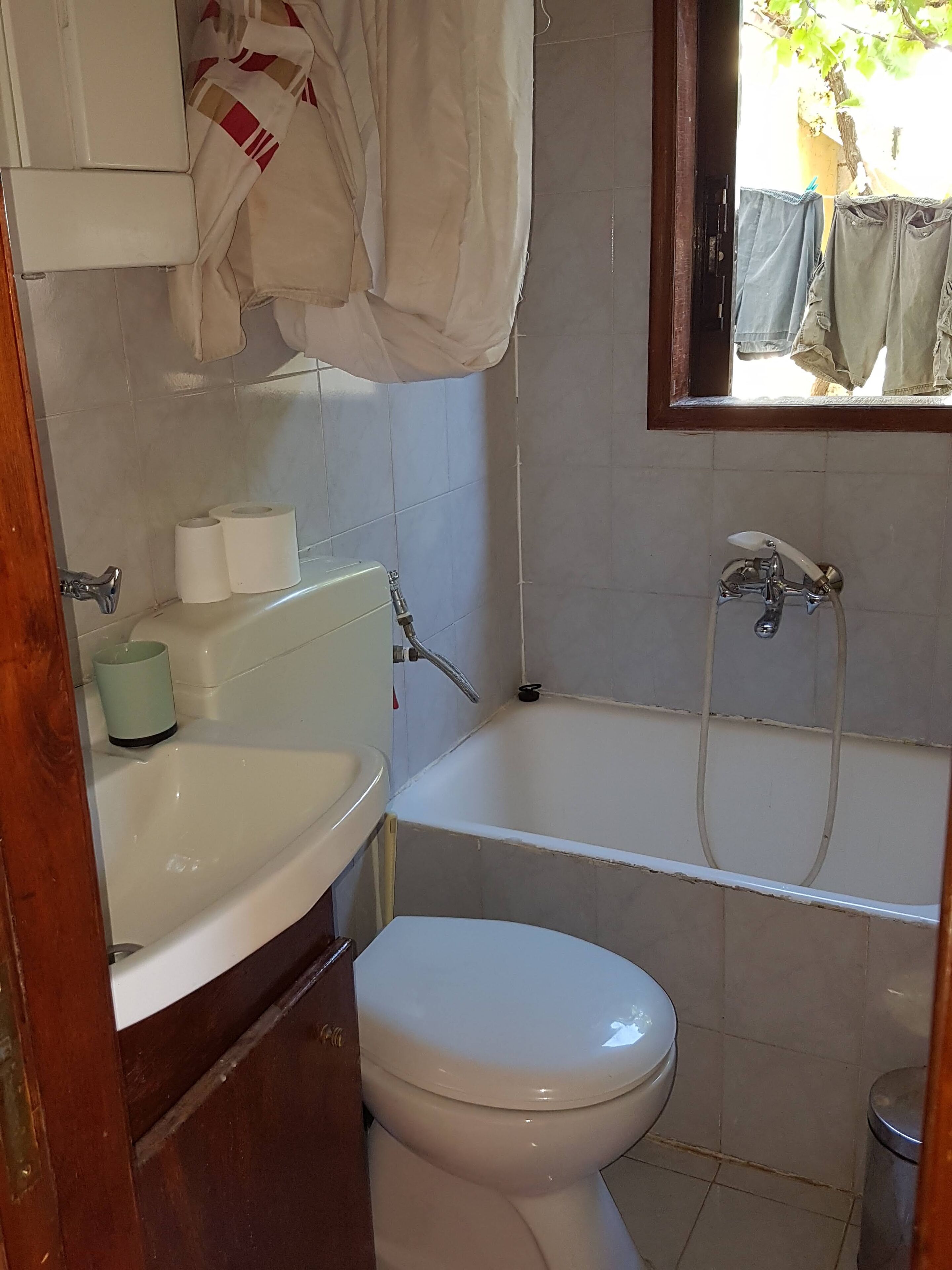 Badewanne, Haartrockner, Handtücher, Seife