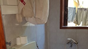 A bathroom with a toilet, sink, and bathtub. - Cozy vacation apartment Panorama1 (Eretria)