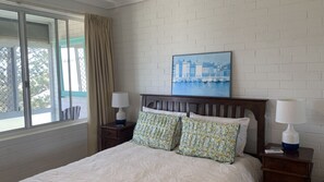 1 bedroom, WiFi, bed sheets - Calm Waters Unit 11 - Stunning waterfront views of Pumicestone Passage (GOLDEN BEACH)