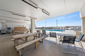 Condo, varias camas (Island Winds West 280) | Restaurante al aire libre