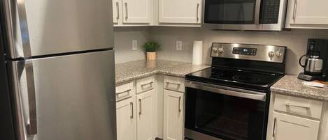 Fridge, oven, stovetop, dishwasher