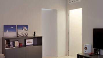 Smart TV, libri, biblioteca musicale, impianto stereo