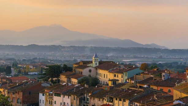 A town with historic buildings, a prominent church, and a mountain in the background. - Casale Vittoria (Montopoli in Val d'Arno)