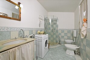 Family House, Multiple Bedrooms, 2 Bathrooms, Mountainside (Casale Vittoria) | Bathroom