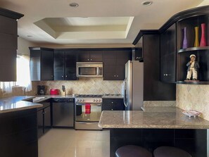 Réfrigérateur, micro-ondes, four, plaque de cuisson