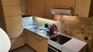 Een koelkast, een magnetron, een kookplaat, een vaatwasser