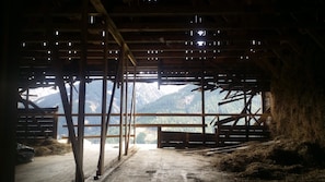 Une construction rustique en bois offrant une vue sur les montagnes.