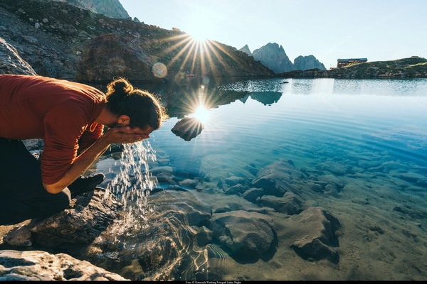 Wanderer beim Bergsee: magischer Kraftort und Platz der Entspannung