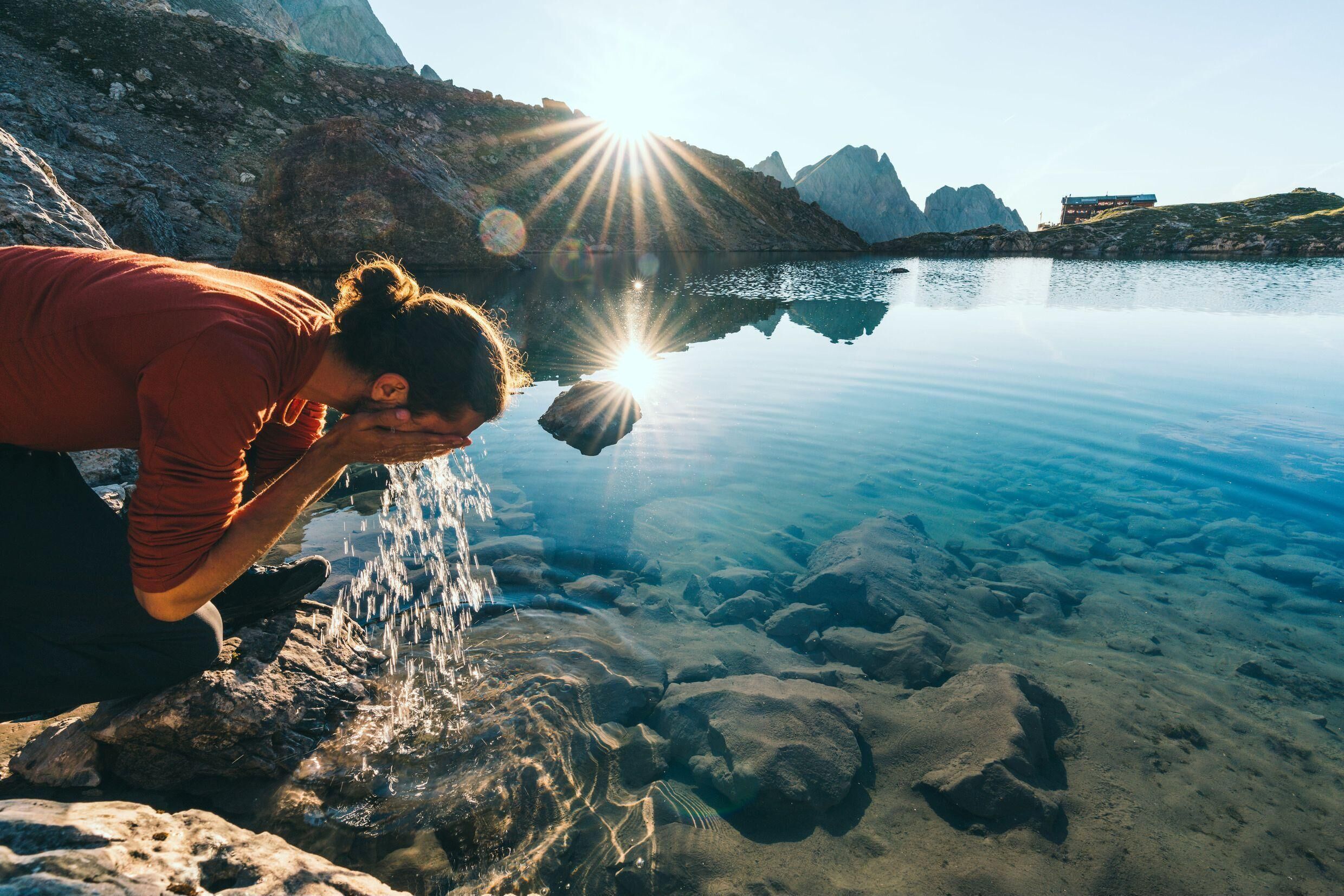 Wanderer beim Bergsee: magischer Kraftort und Platz der Entspannung