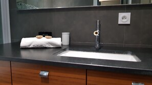 Tina, secadora de cabello, toallas 