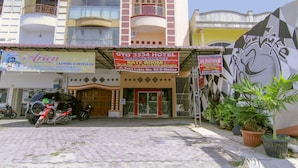 A hotel with a signboard advertising a rate room.