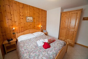 1 bedroom, in-room safe, iron/ironing board, travel cot