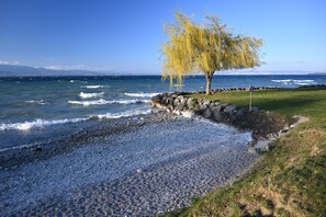 Plage à proximité, chaises longues