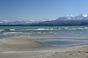 A beach with a clear view of snow-capped mountains in the background. - Charming house on the shores of Lake Geneva (Anthy-sur-Léman)