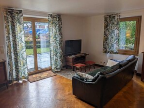 TV, DVD player, ping pong, books