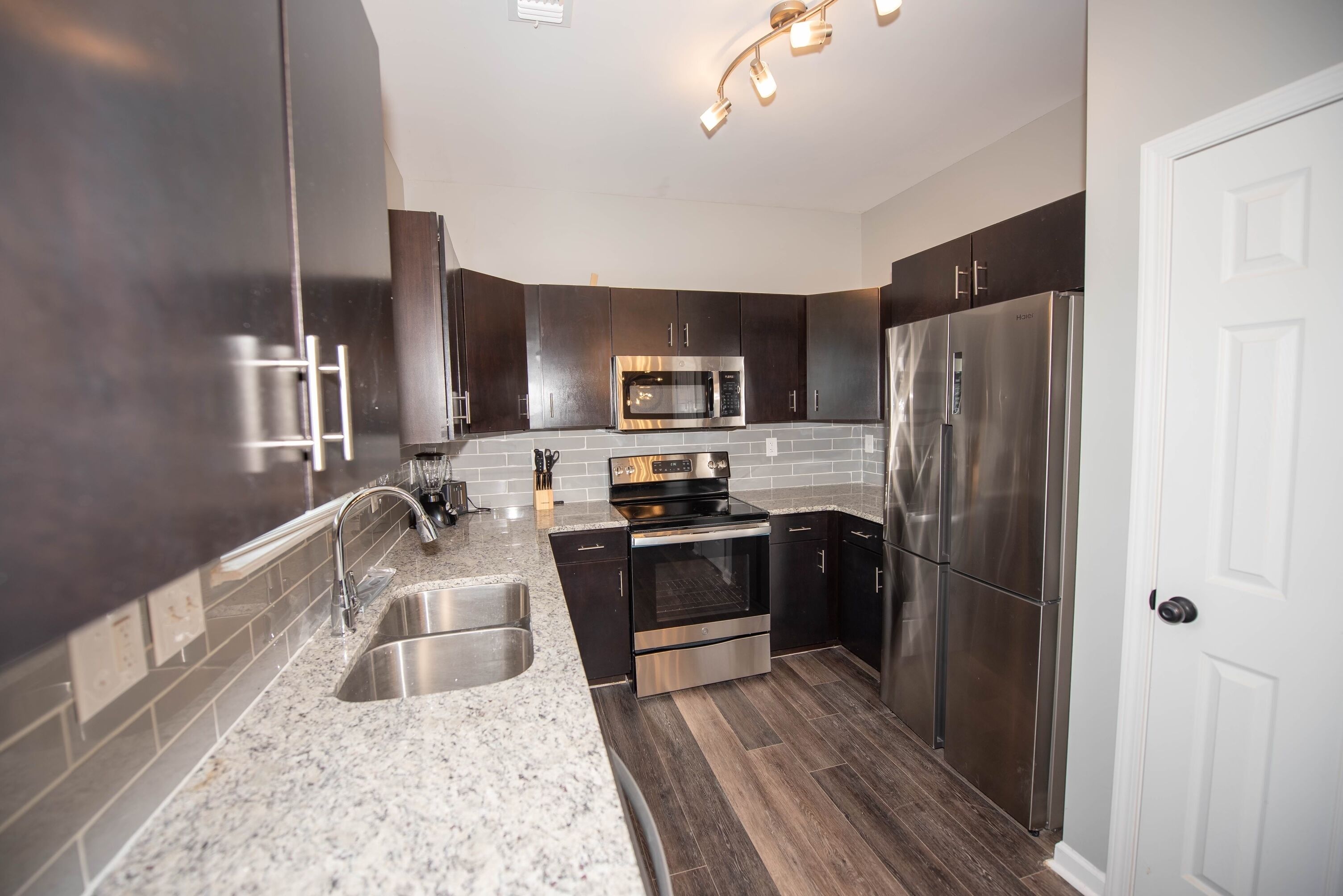 Jääkaappi, mikroaaltouuni, uuni, liesi