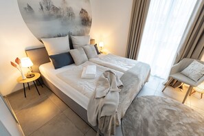 4 bedrooms, desk, iron/ironing board, travel cot