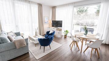 Télévision, table de tennis de table, livres, chaßne hi-fi