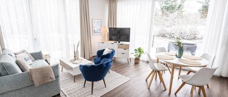 تلفزيون، تنس طاولة، كُتُب، ستيريو