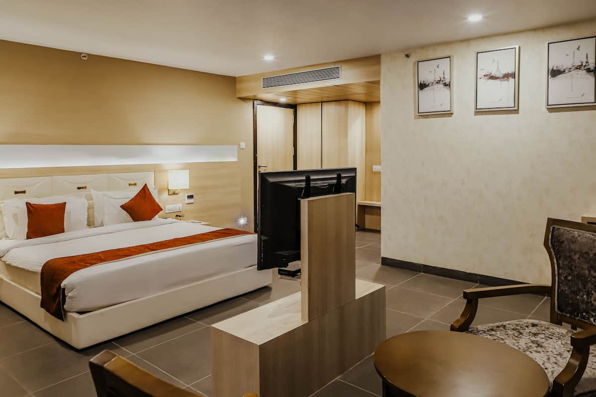Deluxe Suite | 1 bedroom, in-room safe, desk, laptop workspace