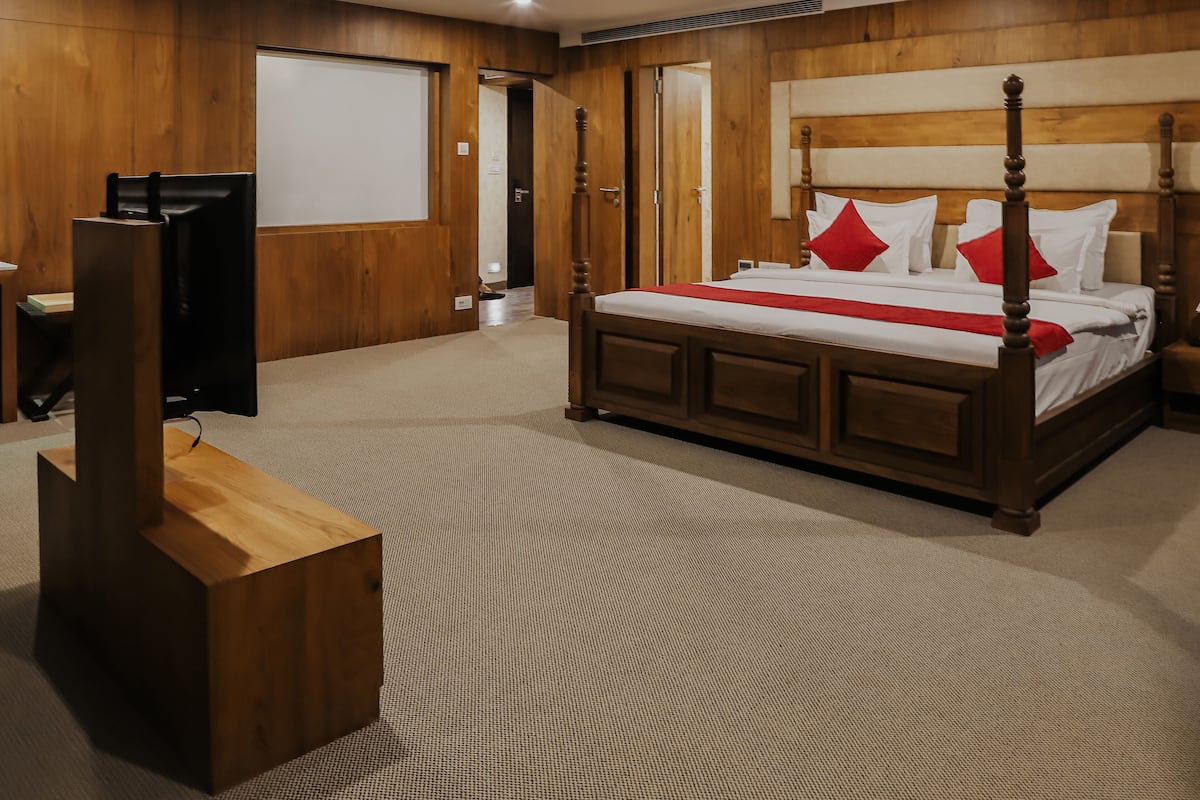 Royal Suite | 1 bedroom, in-room safe, desk, laptop workspace