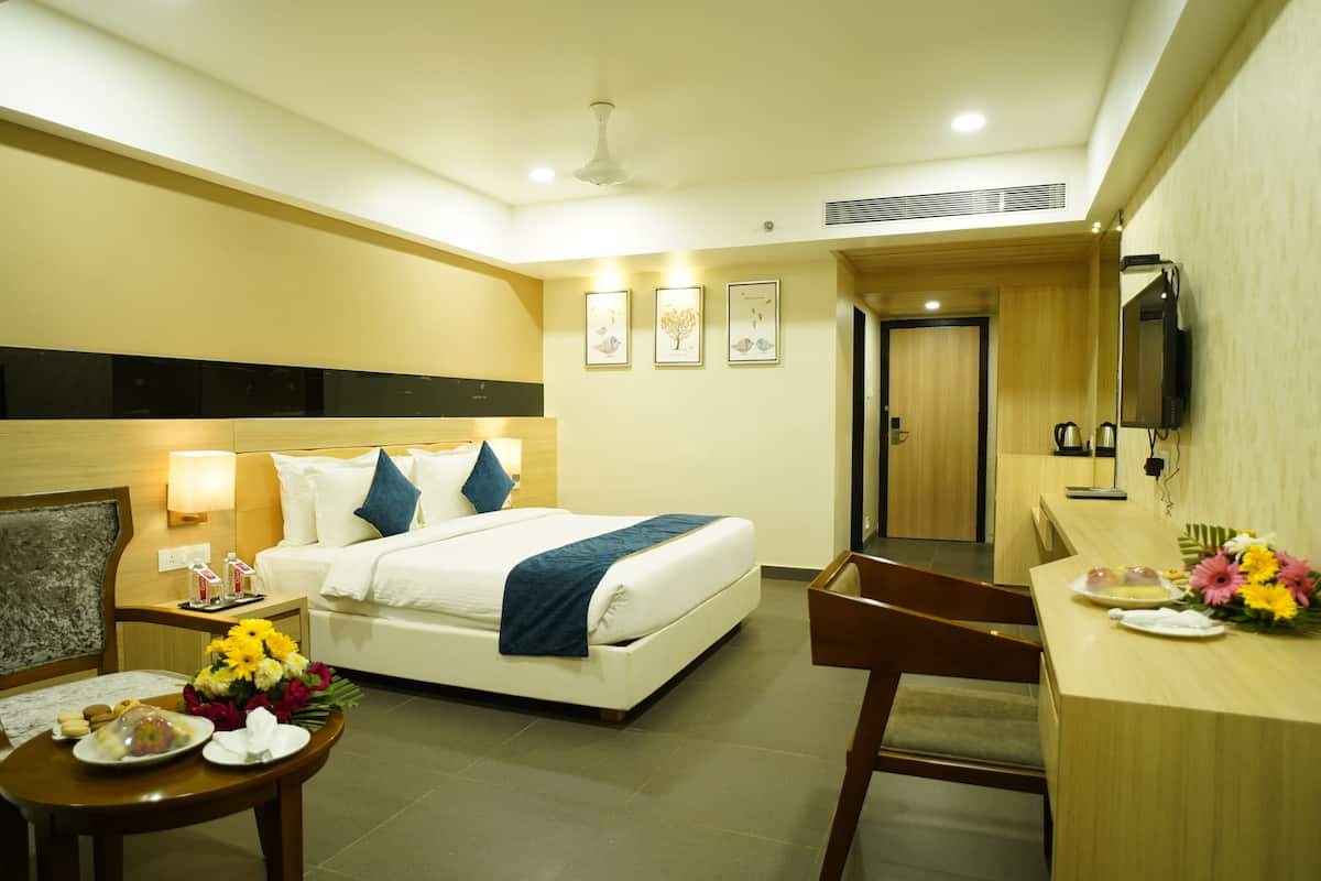 Deluxe Room | 1 bedroom, in-room safe, desk, laptop workspace
