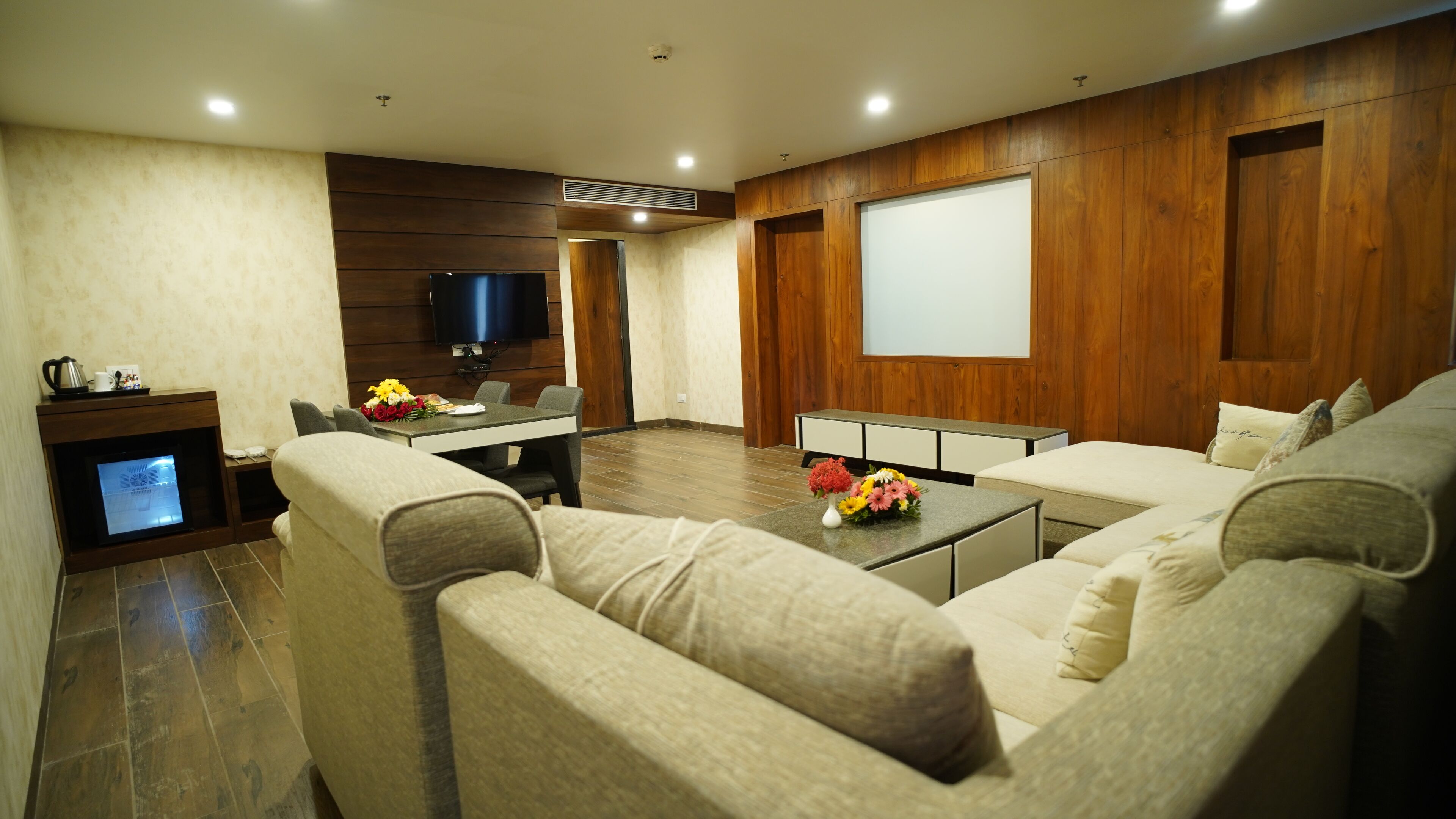 Deluxe Suite | Living area | Flat-screen TV