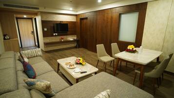 Una sala moderna con sofá, mesa de centro y comedor.