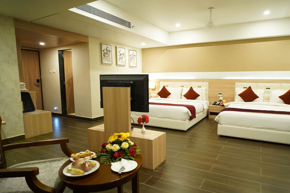 Family Suite | 1 bedroom, in-room safe, desk, laptop workspace