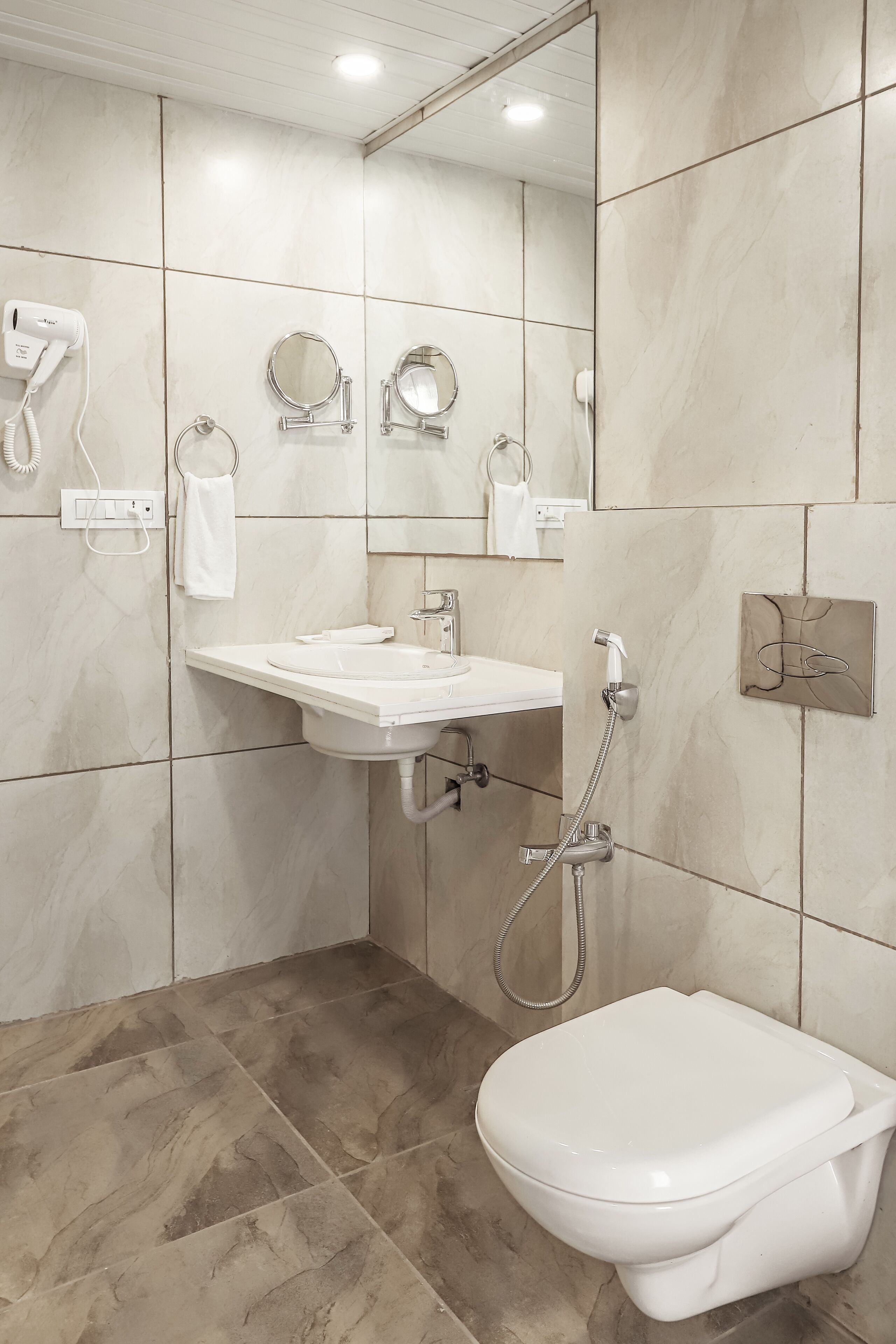 Ein modernes Badezimmer mit Toilette, Waschbecken und Dusche.