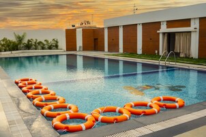 Una piscina al aire libre