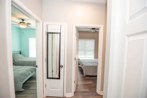 4 habitaciones, escritorio, tabla de planchar con plancha y wifi gratis