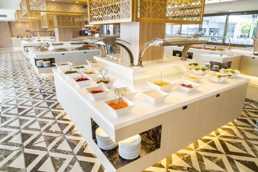 Una mesa de buffet con diversos alimentos y utensilios.