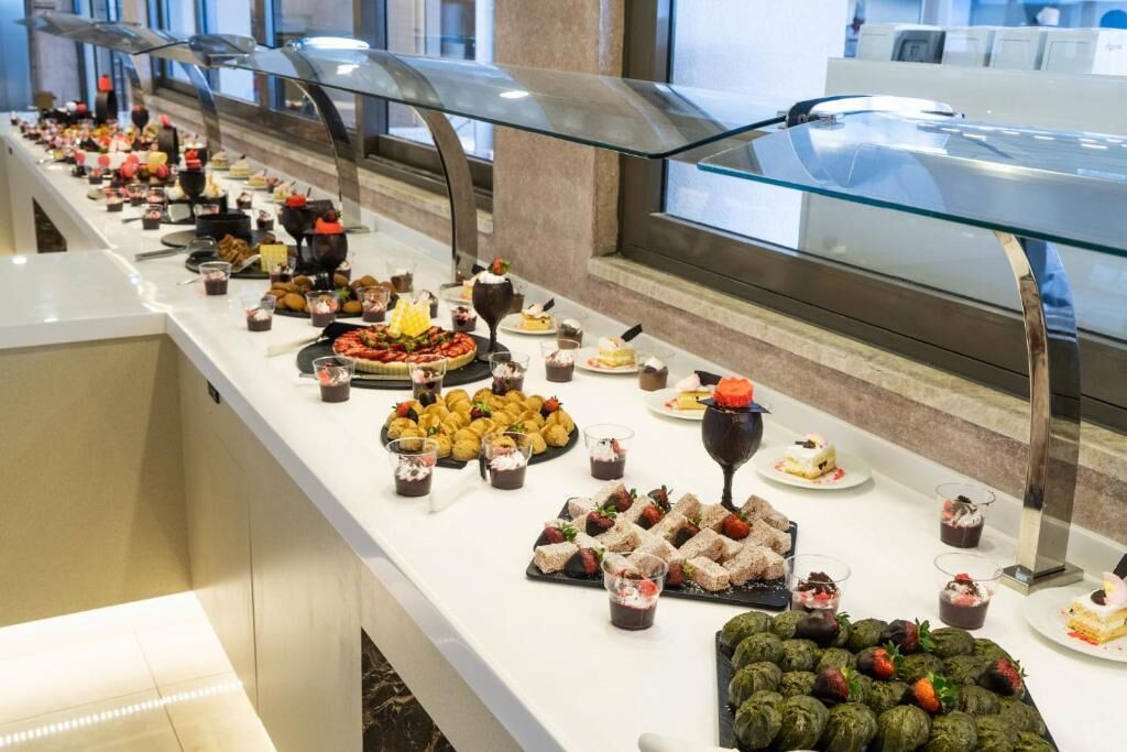 Een buffet met diverse gerechten en desserts.