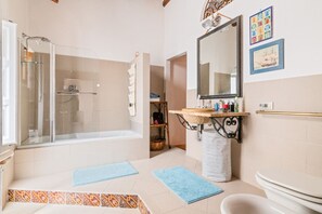 Combined shower/bathtub, hair dryer, bidet, towels