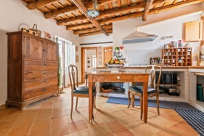 Micro-ondes, plaque de cuisson, grille-pain