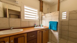 Dusche, Haartrockner, Handtücher, Toilettenpapier