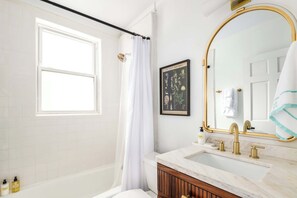 Badewanne, Haartrockner, Shampoo