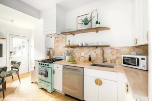 Fridge, microwave, oven, stovetop - Morefunk (Atlanta)