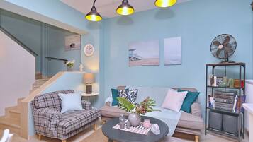 Télévision, lecteur de DVD, livres, chaßne hi-fi