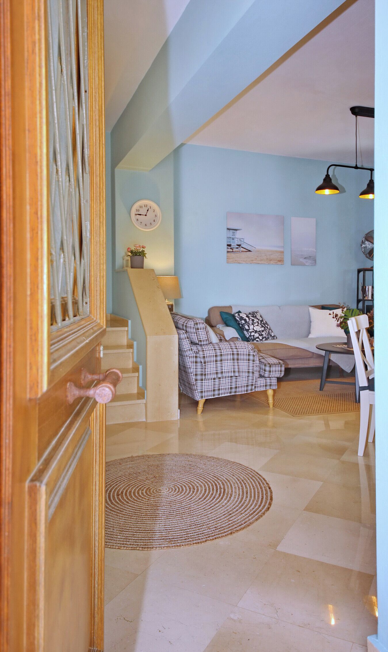 Télévision, lecteur de DVD, livres, chaîne hi-fi