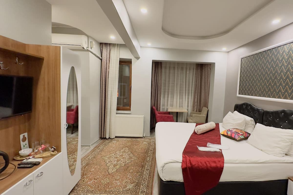 Kamar Double Standar | Seprai premium, minibar, brankas, dan meja kerja