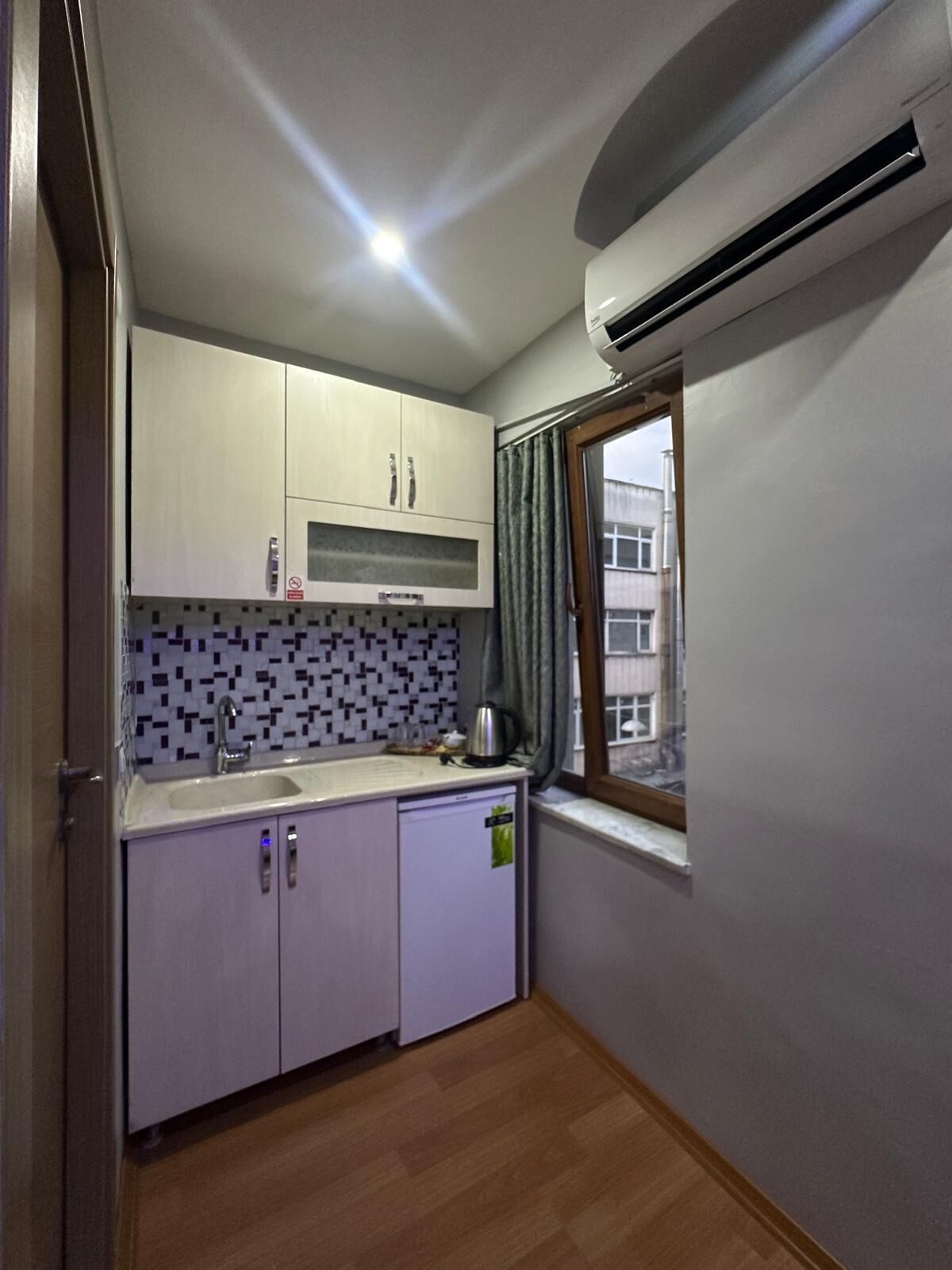 標準三人房 | 客廳 | 32 吋LCD 電視連有線電視頻道、電視、加熱地板