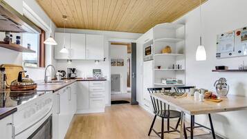 Frigorífico, horno, placa de cocina y lavavajillas