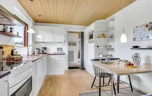 Fridge, microwave, oven, stovetop - 3 bedroom lovely home in Hjørring (Hjørring)