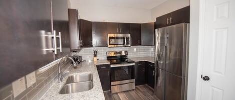 Réfrigérateur, micro-ondes, four, plaque de cuisson