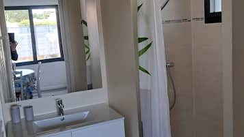 Douche, sĂšche-cheveux, papier toilette