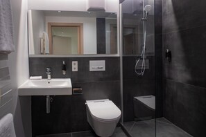 Shower, hair dryer, soap, shampoo - Munich Finest Apartments- Studio 5 (München)