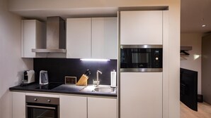 Een moderne keuken met inbouwapparatuur, een magnetron en een broodrooster.