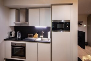 Kühlschrank, Mikrowelle, Herdplatte, Wasserkocher mit Kaffee-/Teezubehör